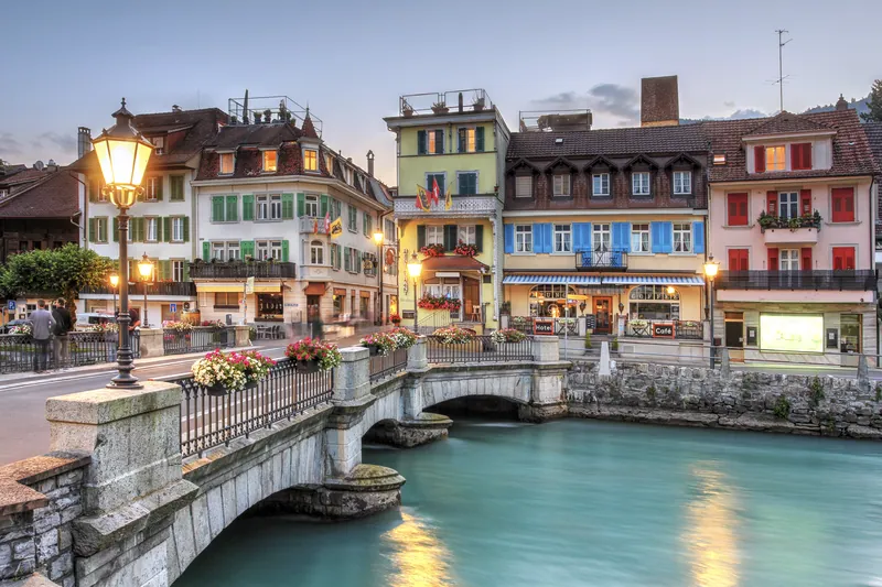 Altstadt von Interlaken mit Brücke über die Aare am Abend